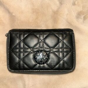 Women black zip up wallet